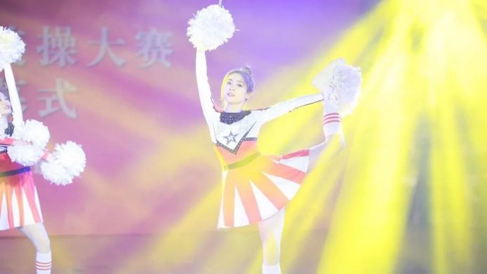 以热情洋溢的笑容