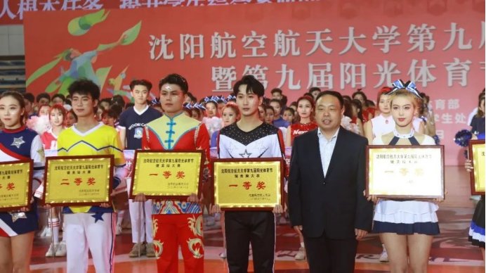 诠释着热情奔放的青春